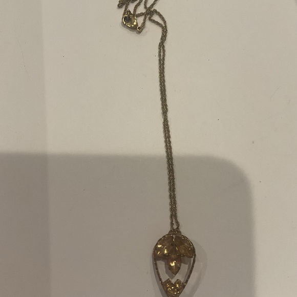 Elegant Gold Leaf Pendant Necklace - Picture 3 of 6